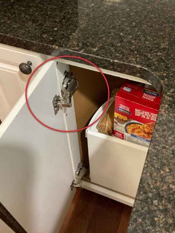 Loose hinge – lower cabinet