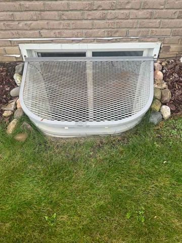 Egress window well